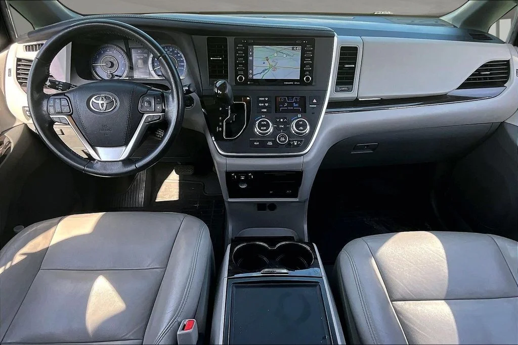 Used 2020 White Toyota XLE Premium image 7
