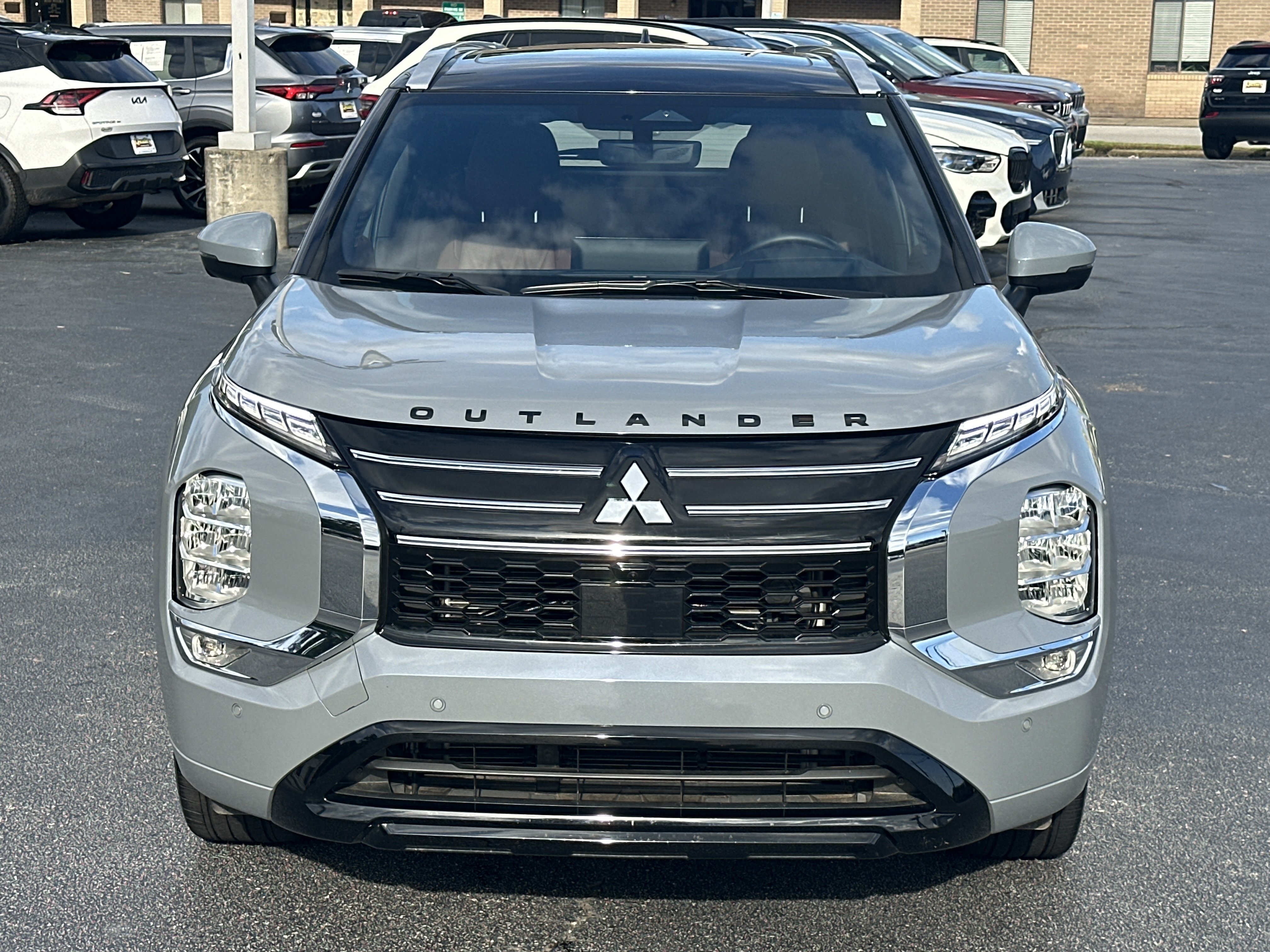 Used 2025  Mitsubishi SEL image 3