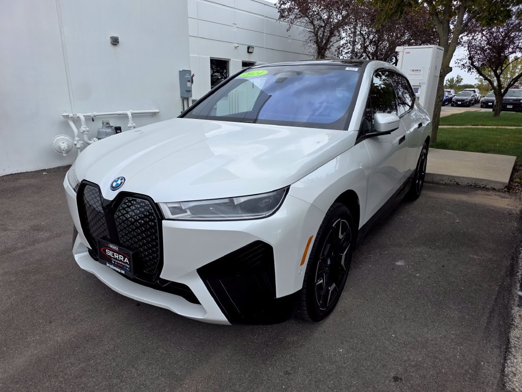 Used 2024 Mineral White Metallic BMW xDrive50 image 3