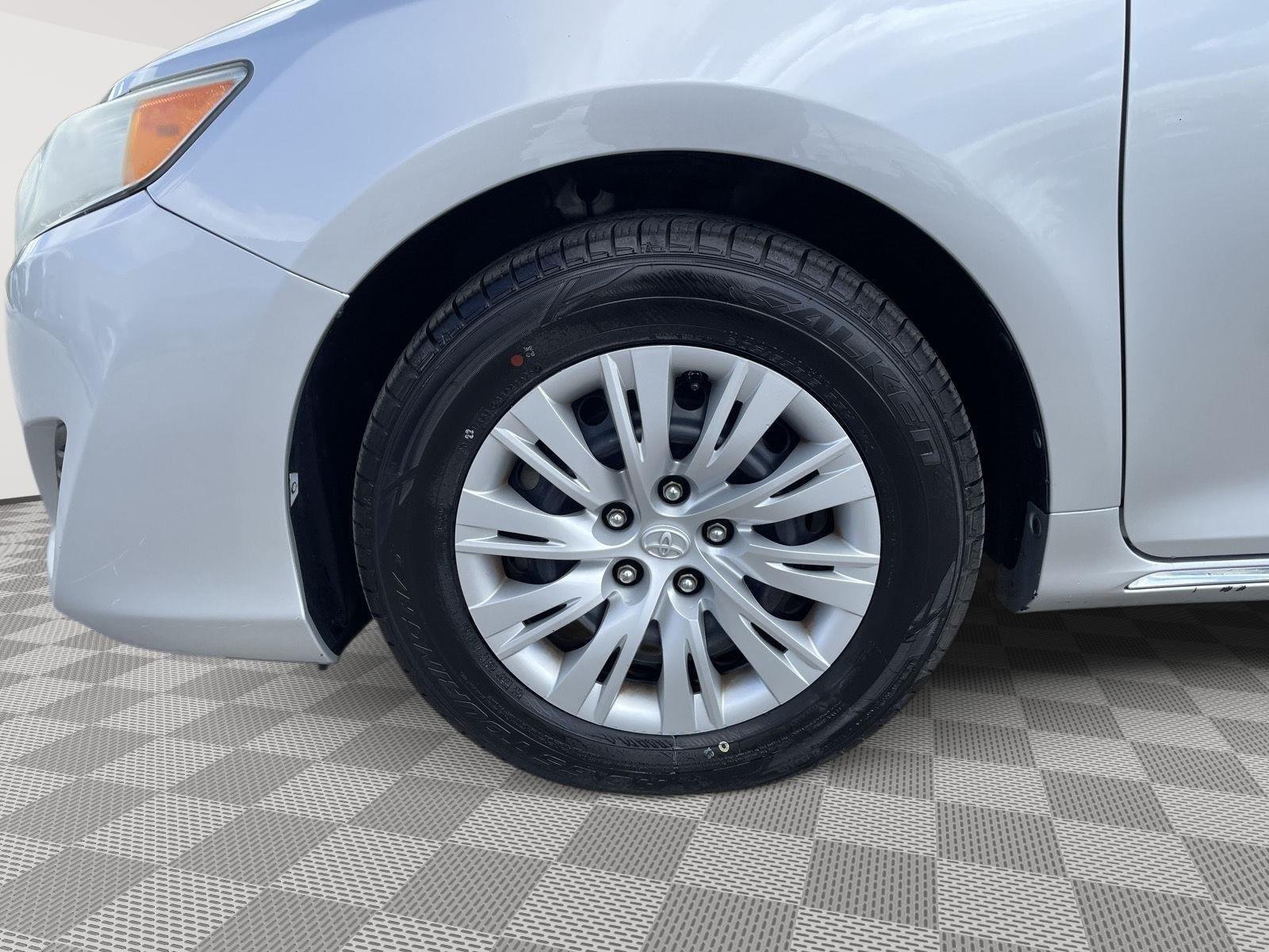 Used 2014 Classic Silver Metallic Toyota LE image 7