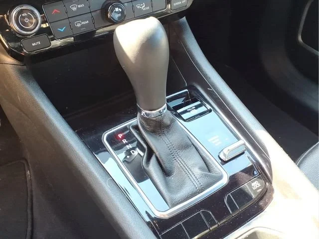 Used 2024  Jeep Latitude image 11