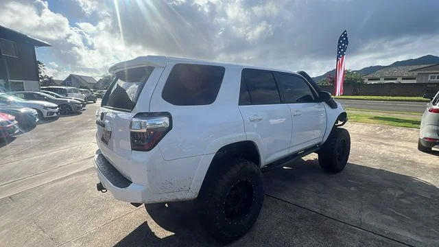 Used 2017 White Toyota SR5 image 5