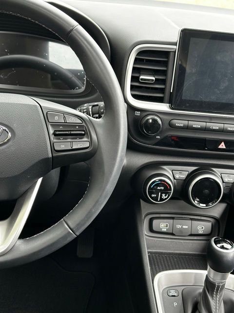 2025 Hyundai Venue SEL - Photo 25