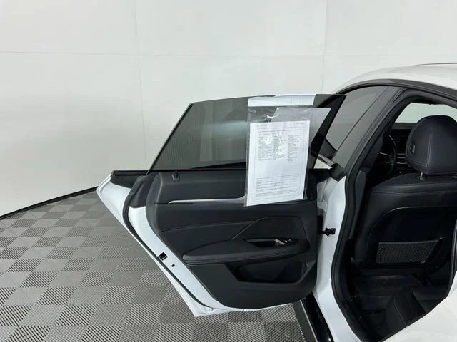 Used 2023 White BMW M50 image 27