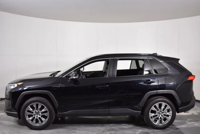 Used 2021 Black Toyota XLE Premium image 5