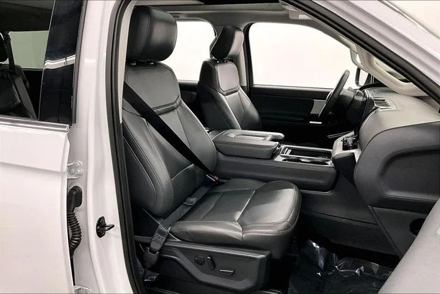 Used 2025 Oxford White Ford Active image 8
