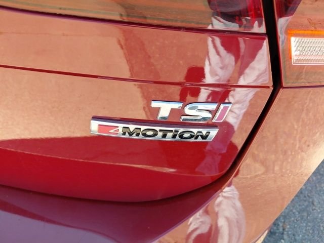 Used 2018 Cardinal Red Metallic Volkswagen 2.0T SEL image 32