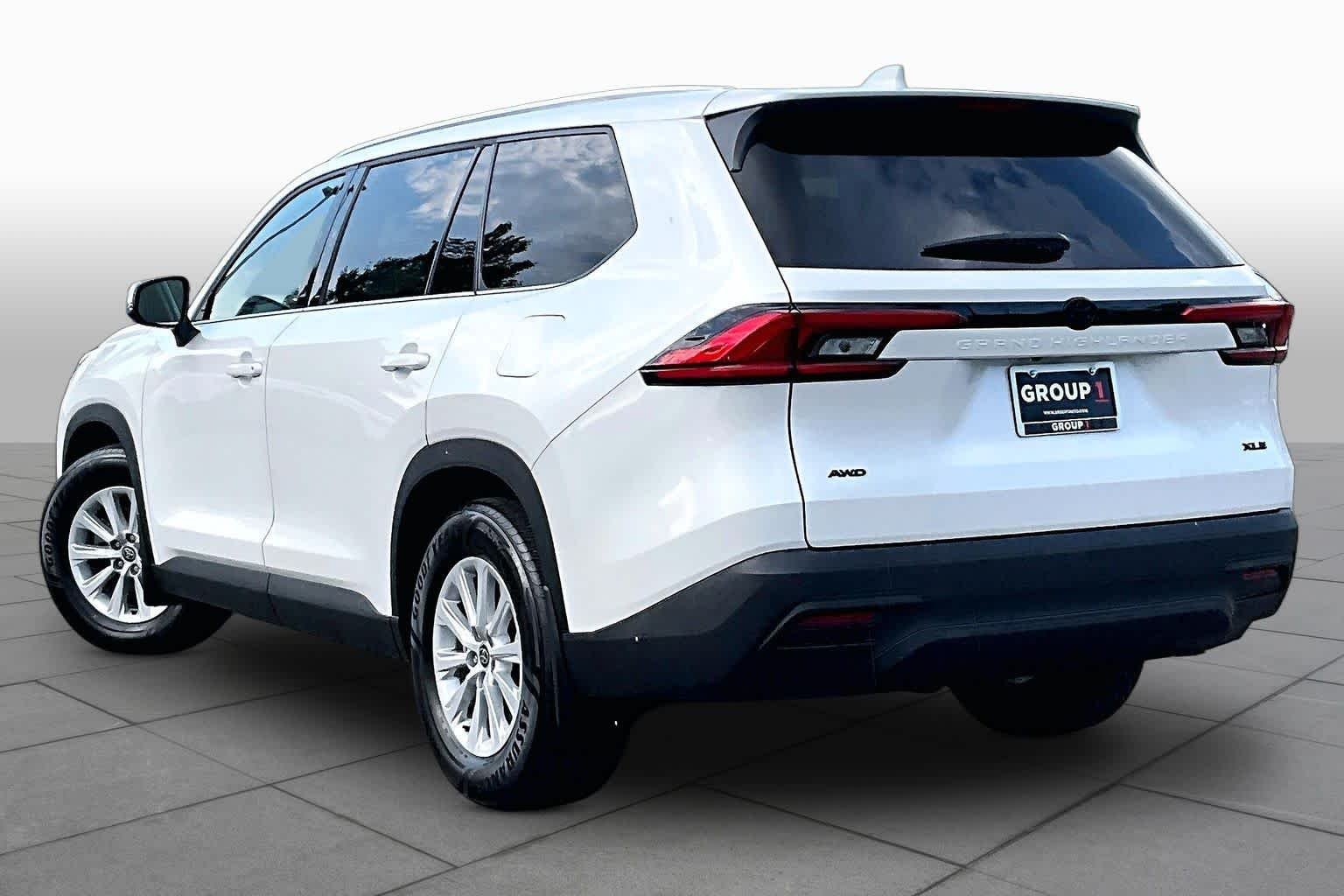 Used 2024 Wind Chill Pearl Toyota XLE image 12