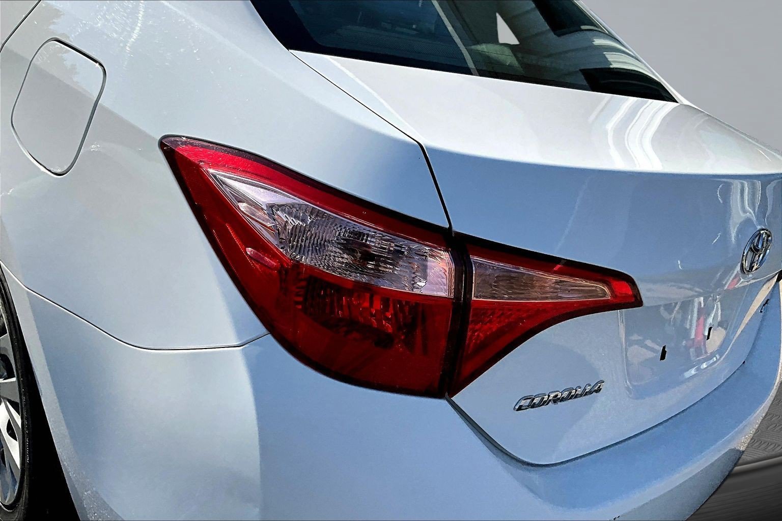 Used 2017 White Toyota LE image 21