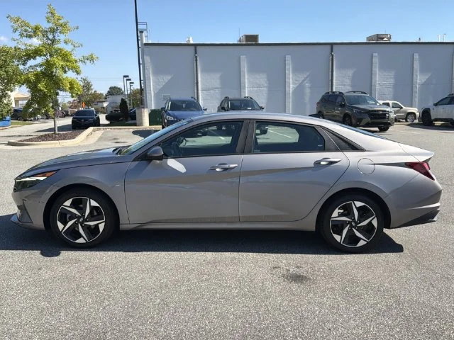 Used 2023 Silver Hyundai SEL image 10