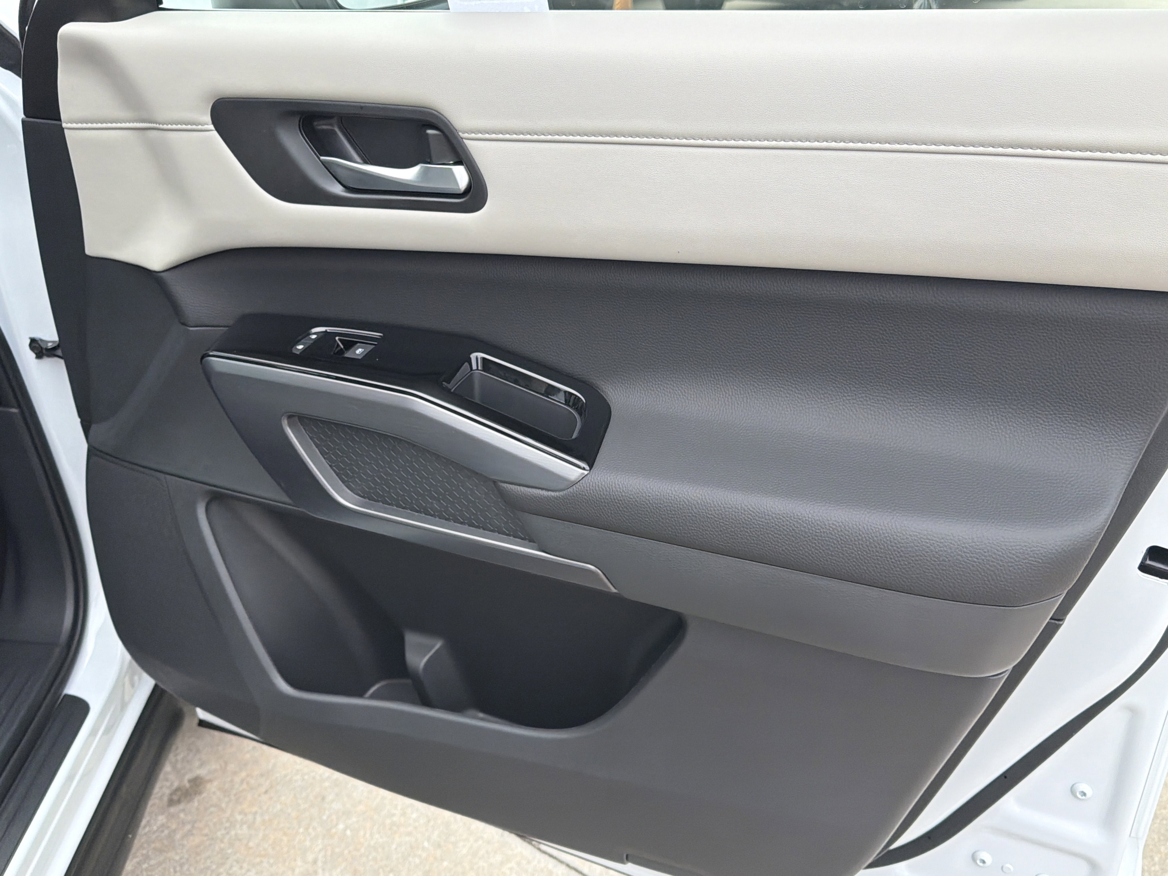 New 2026 Everest White Pearl Tricoat Nissan SL image 15