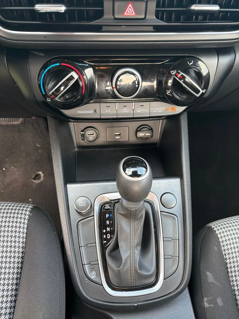 Used 2023 Green Hyundai SE image 18