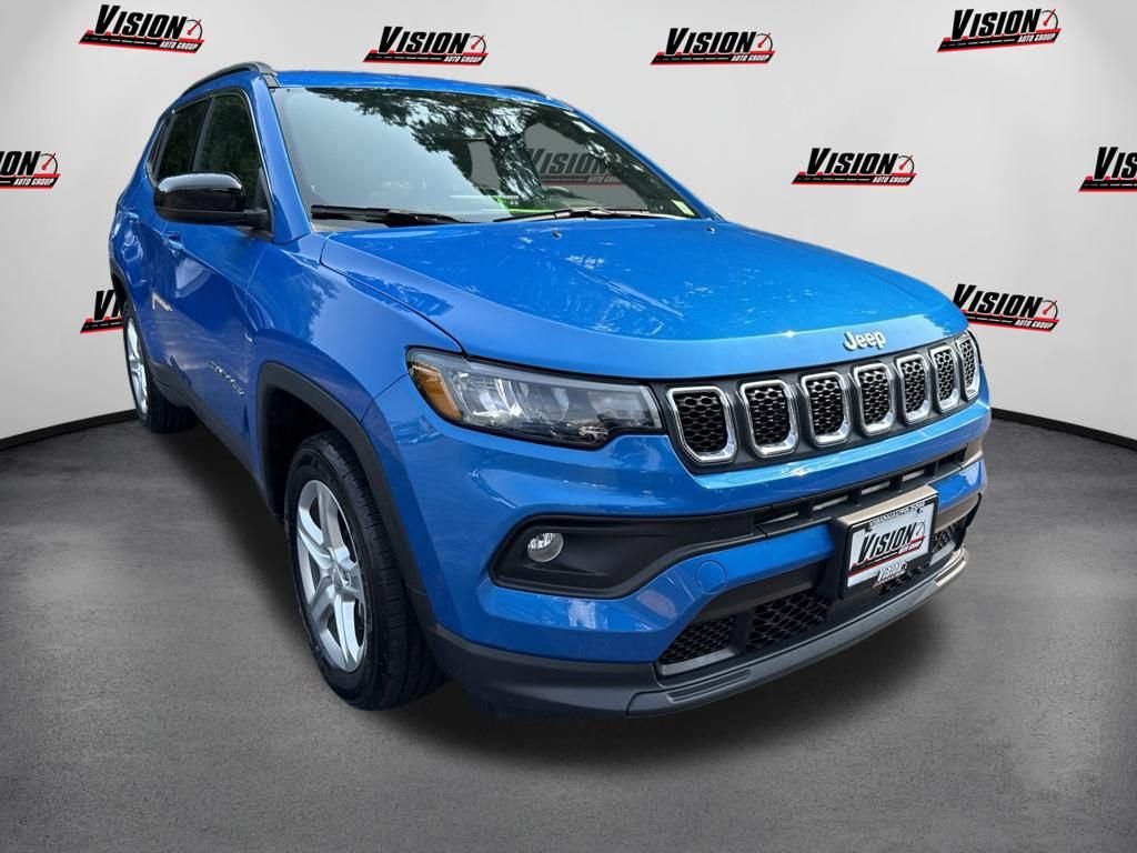 Used 2023 Blue Jeep Latitude image 3