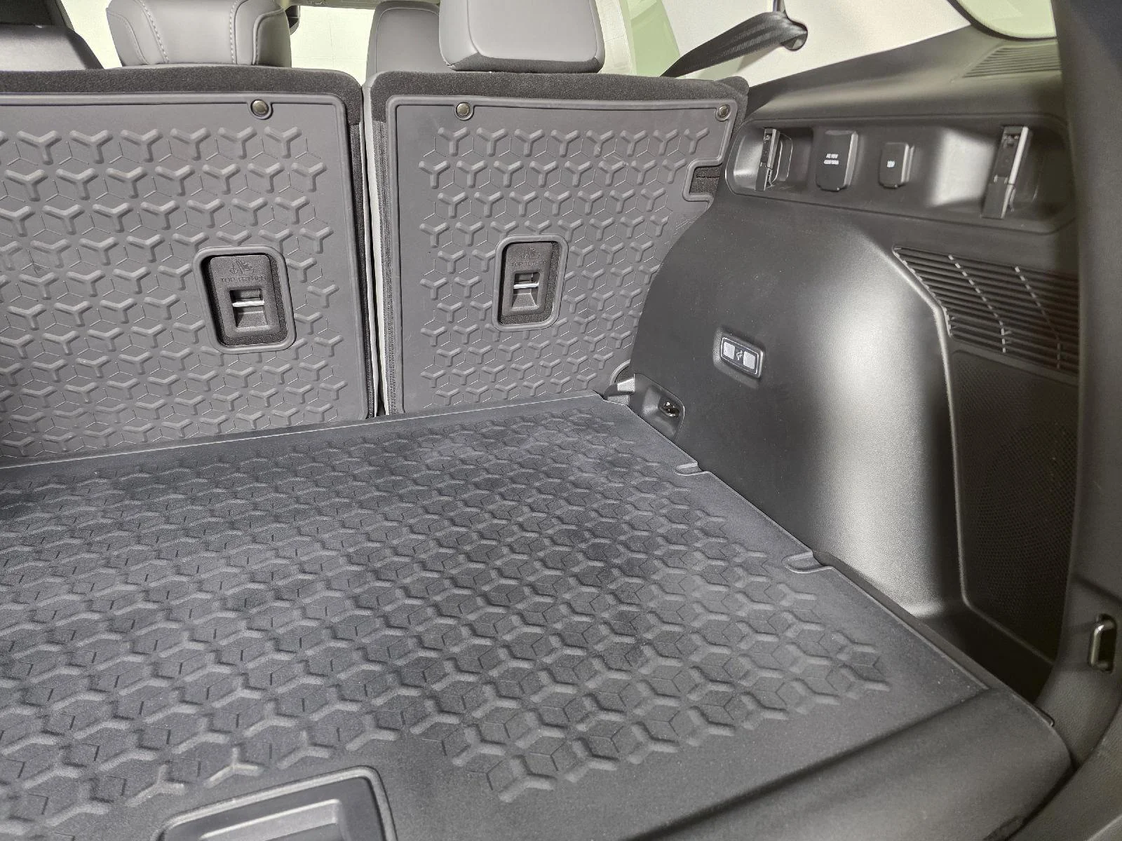 Used 2026 Carbonized Gray Metallic Ford Badlands image 7