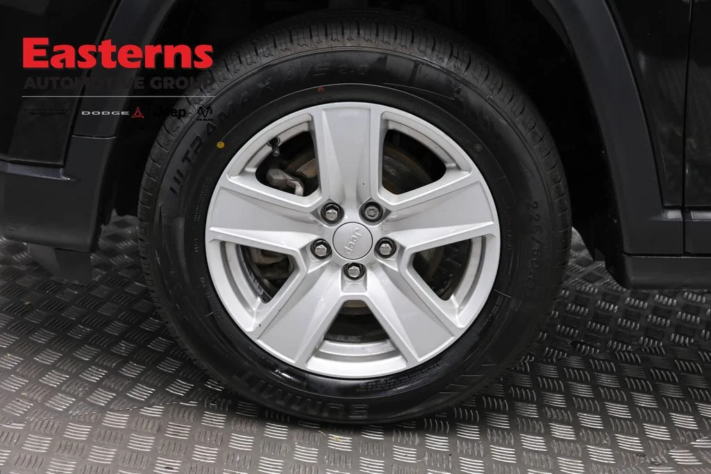 Certified Used 2022 Black Jeep Latitude image 32