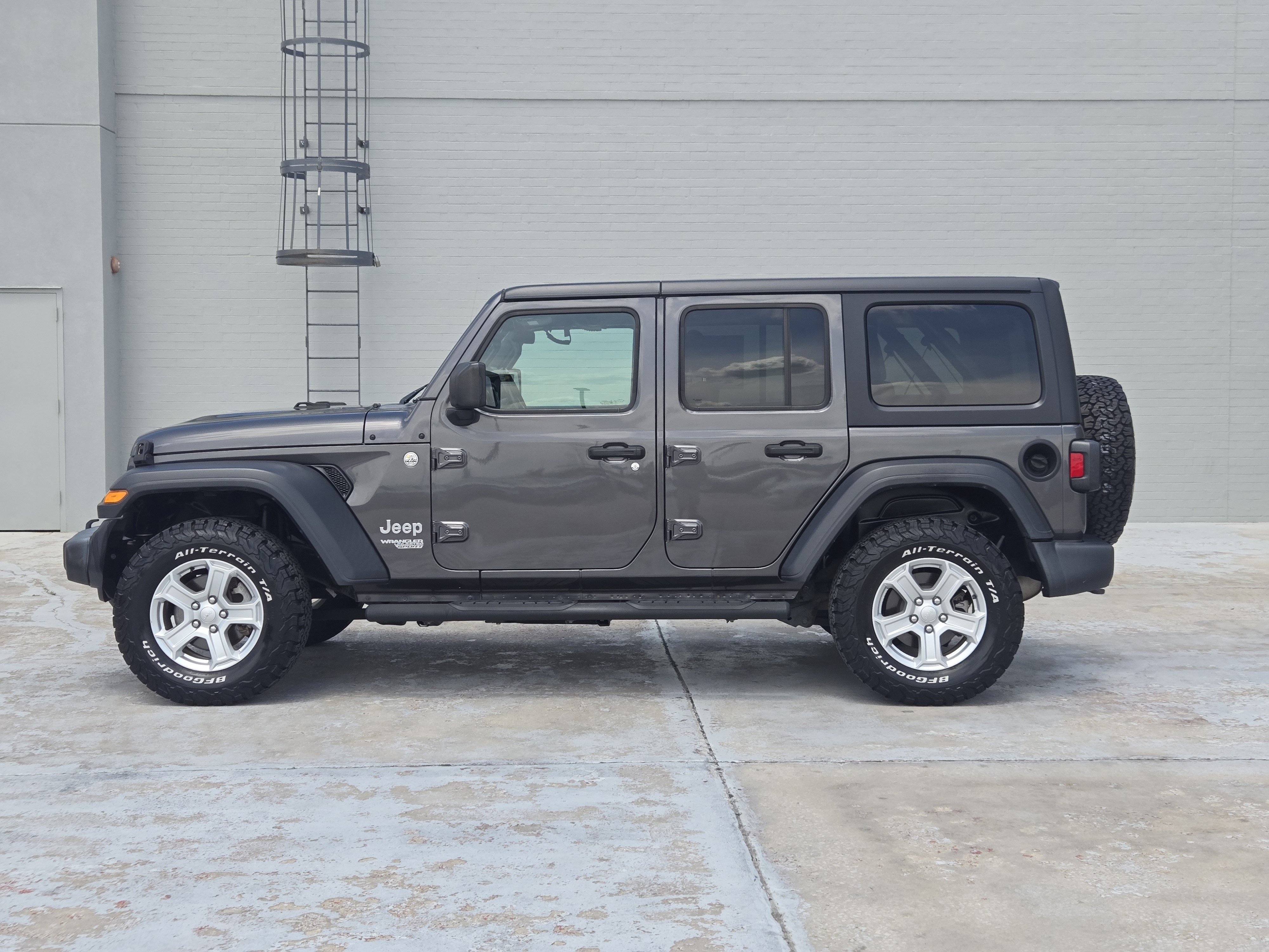 Used 2019 Granite Crystal Metallic Clearcoat Jeep Sport S image 4