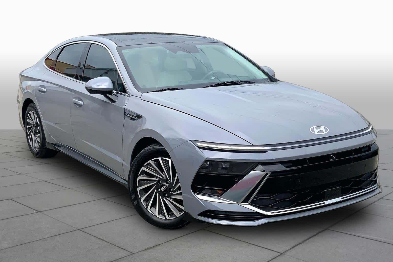 Used 2024 Transmission Blue Hyundai Limited image 3