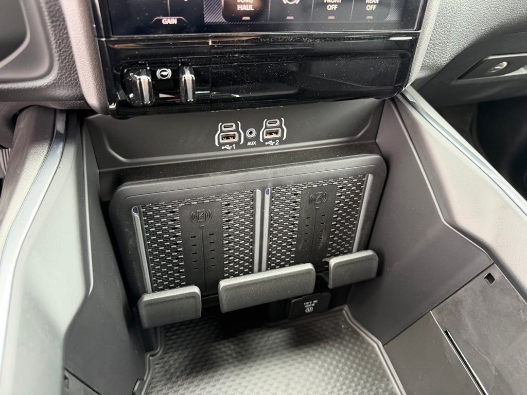 New 2026 Diamond Black Crystal Pearl-Coat Exterior Paint RAM Laramie image 26