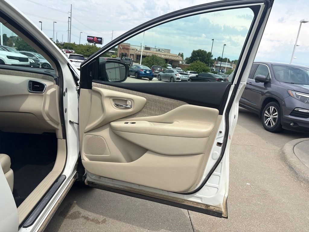 Used 2019 Pearl White Tricoat Nissan SL image 24