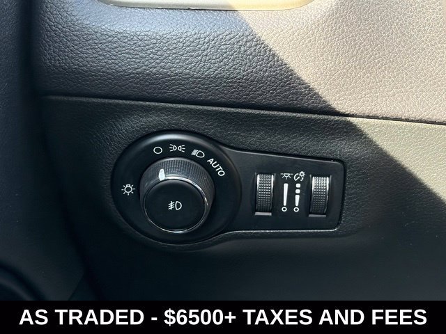 Used 2018 Silver Jeep Latitude image 19