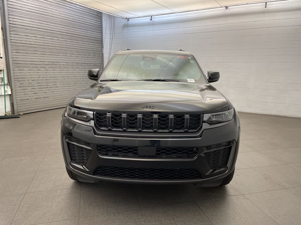 New 2026 Diamond Black Crystal Pearl-Coat Exterior Paint Jeep Altitude image 6