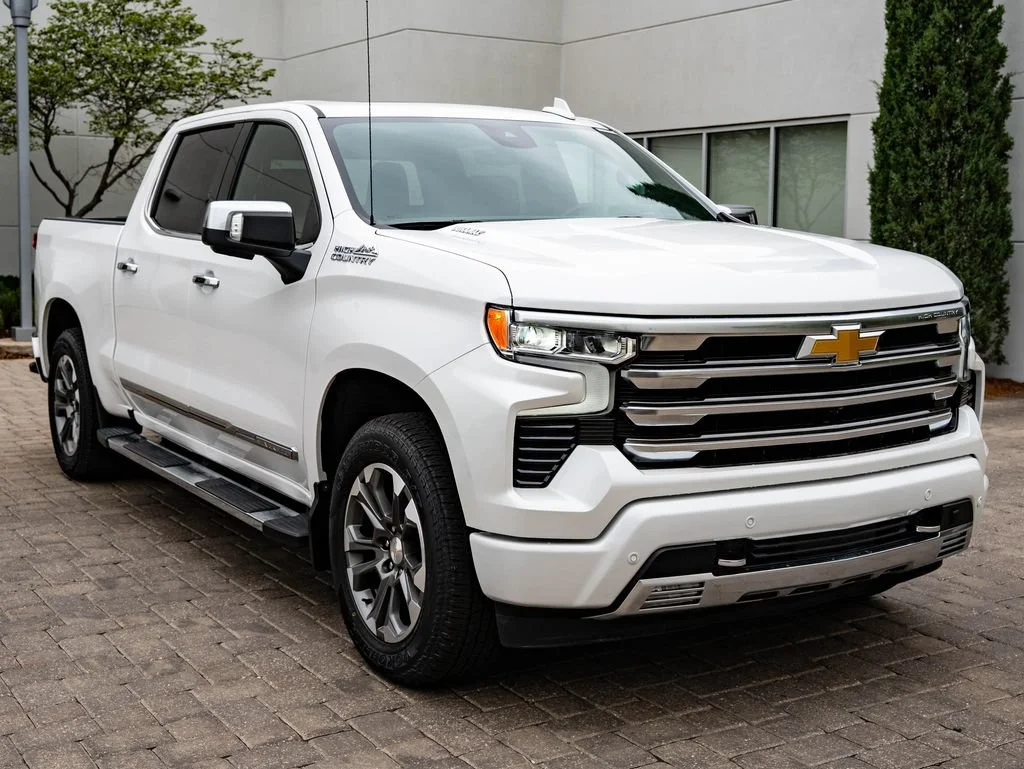 Used 2024 Iridescent Pearl Tricoat Chevrolet High Country image 12