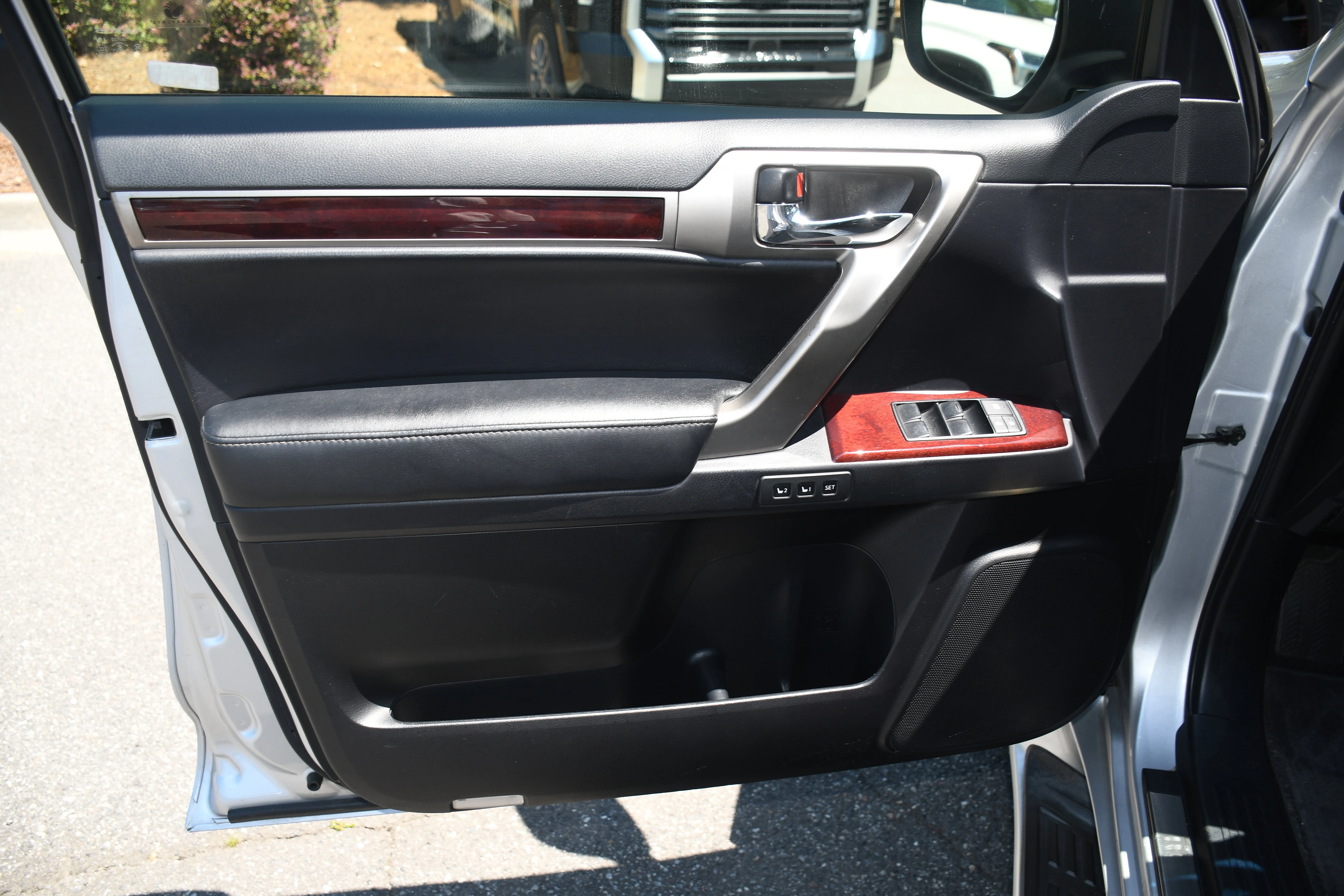 Used 2015 Silver Lexus 460 image 9