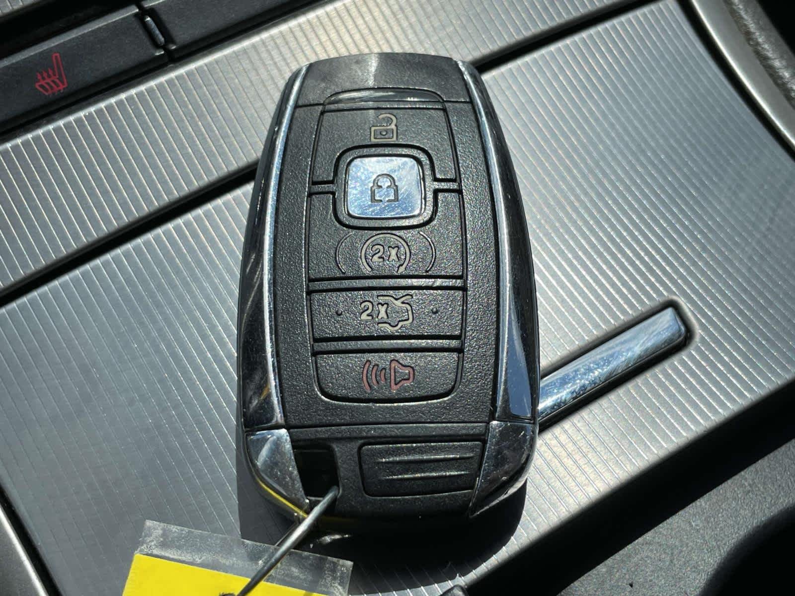 Used 2017 Magnetic Gray Metallic Lincoln Premiere image 4