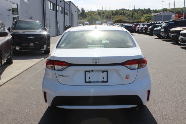 Used 2022 White Toyota LE image 5