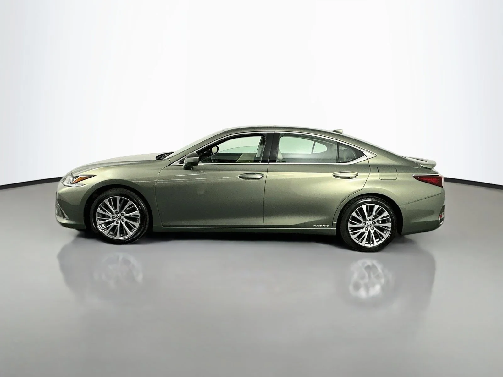 Used 2020 Green Lexus 300h image 4