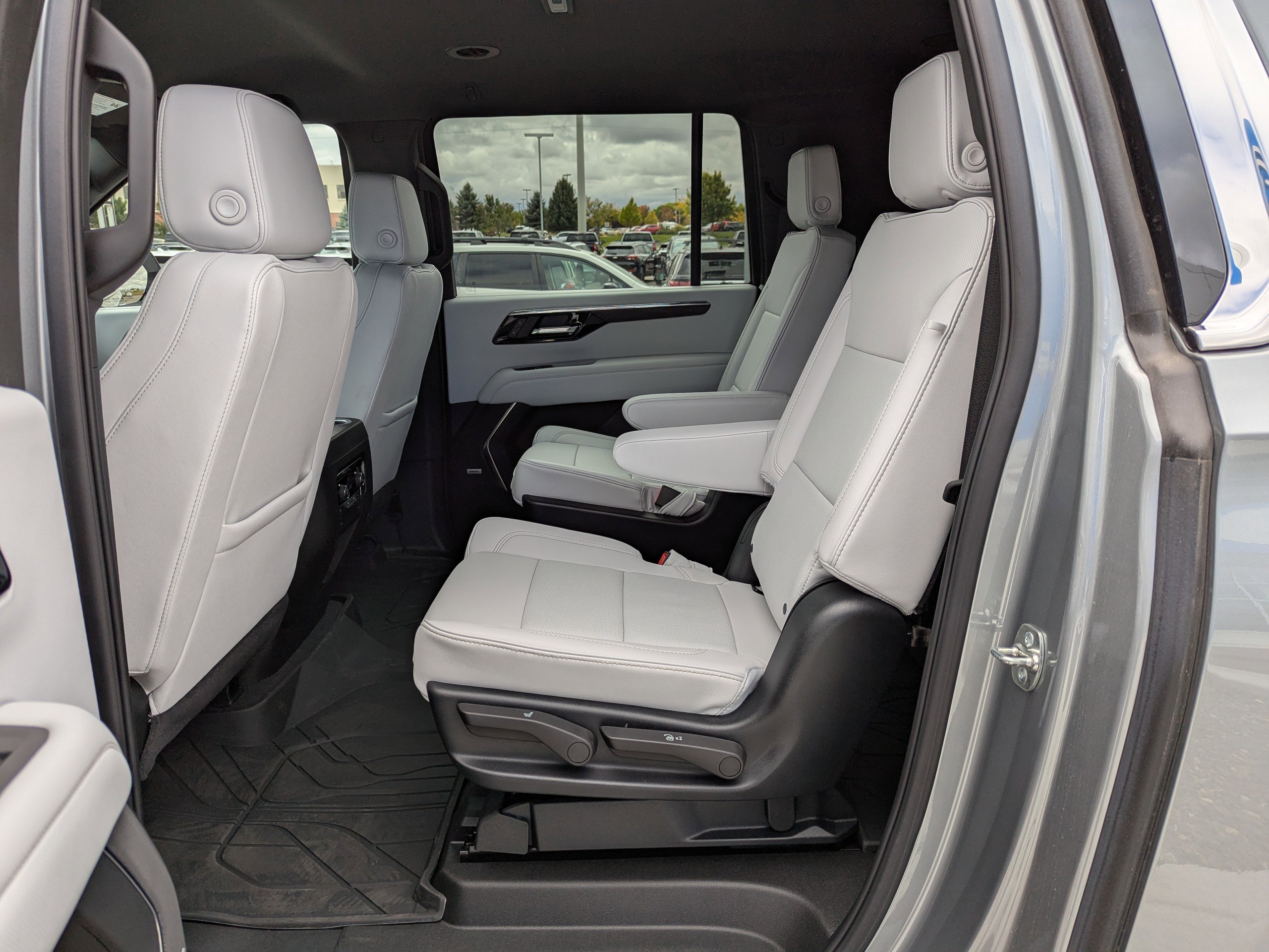 2025 Chevrolet Suburban Premier - Photo 31