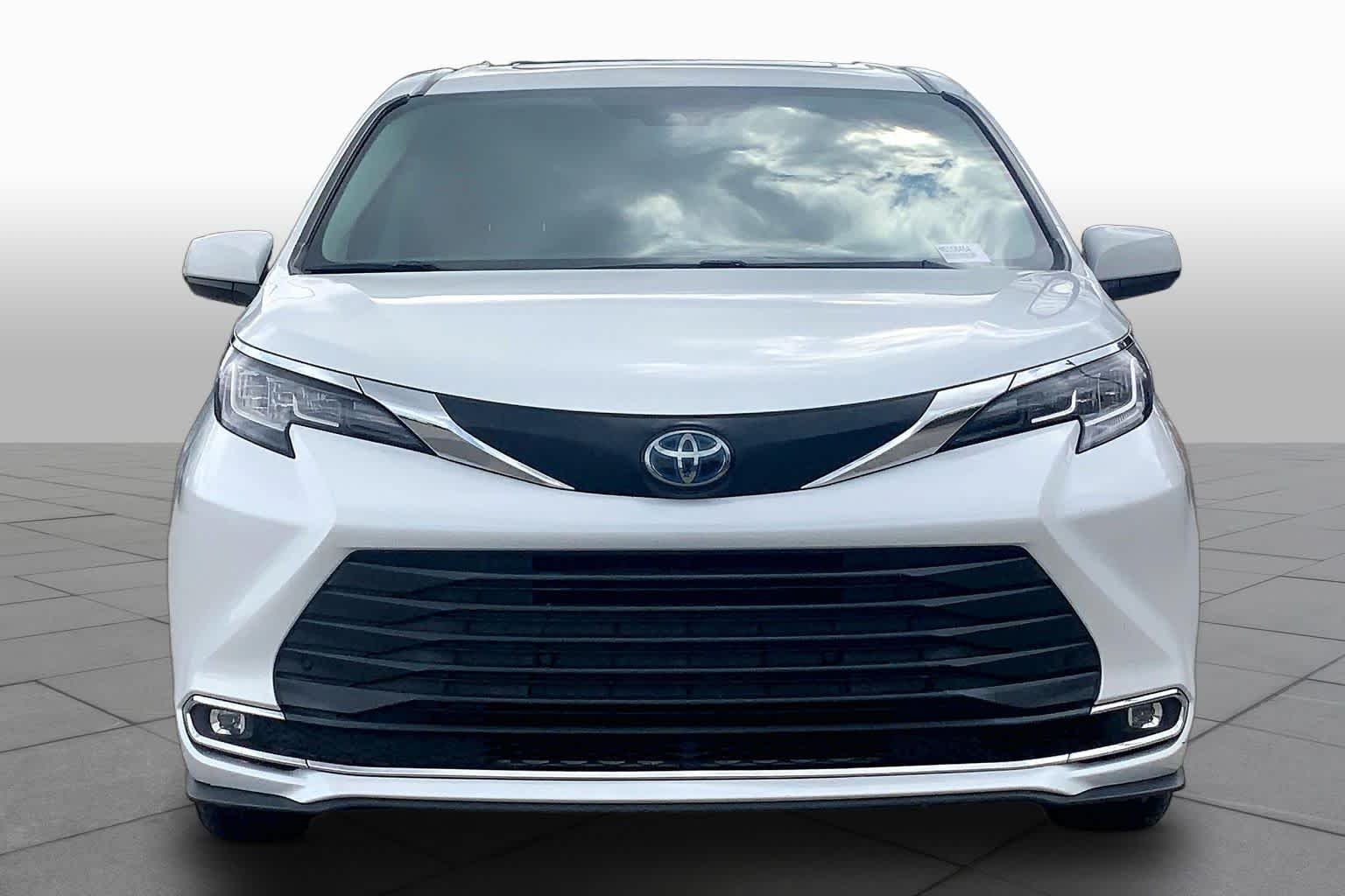 Used 2022 Wind Chill Pearl Toyota XLE image 4