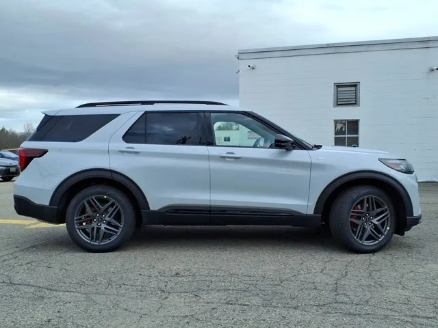 New 2026 Space White Metallic Ford ST-Line image 23