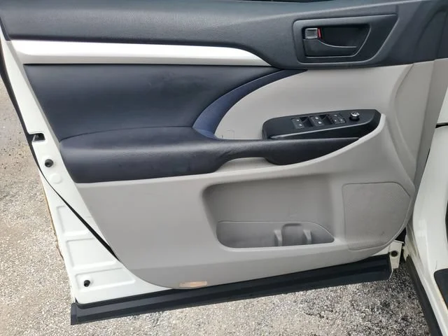 Used 2016 Blizzard Pearl Toyota LE Plus image 8