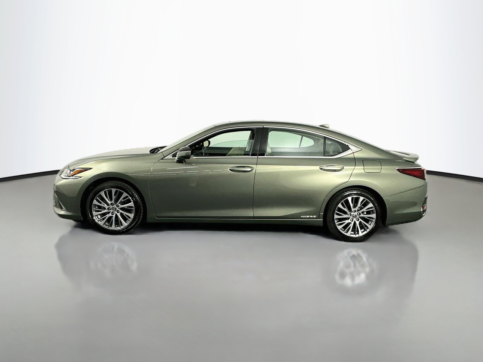 Used 2020 Sunlit Green Lexus 300h image 4