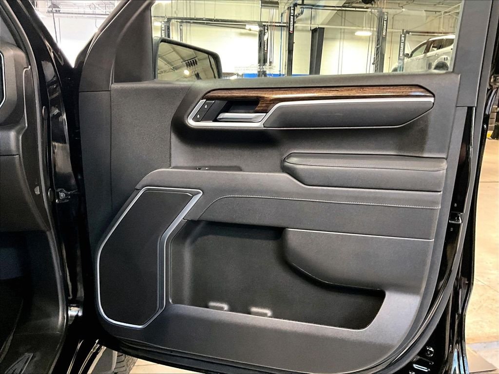 Used 2025 Black GMC Elevation image 12