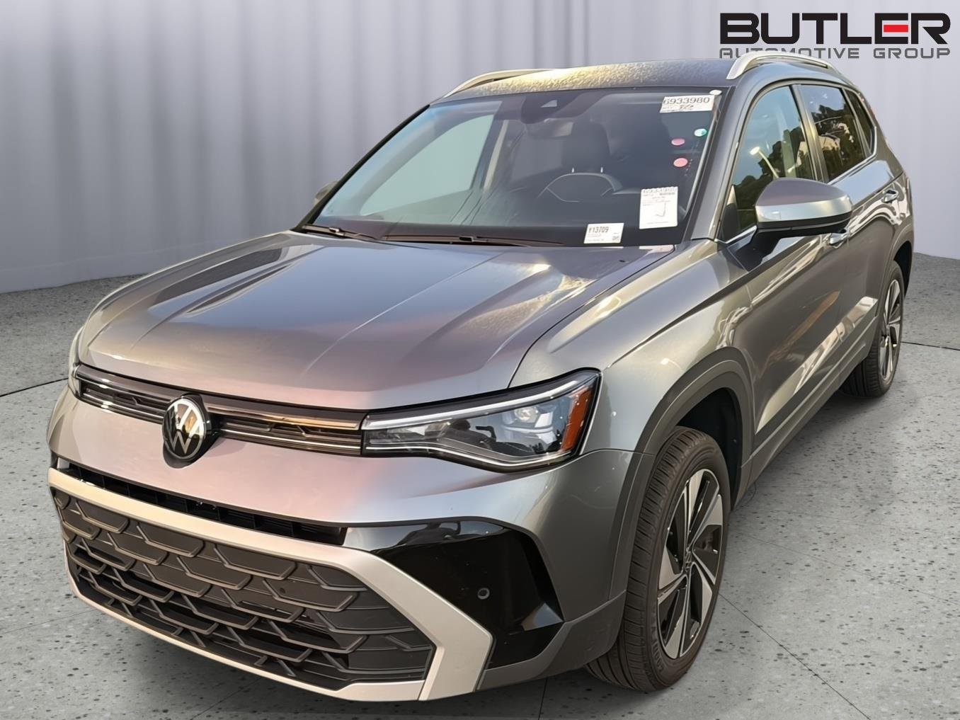 Used 2025 Platinum Gray Metallic Volkswagen SE image 1
