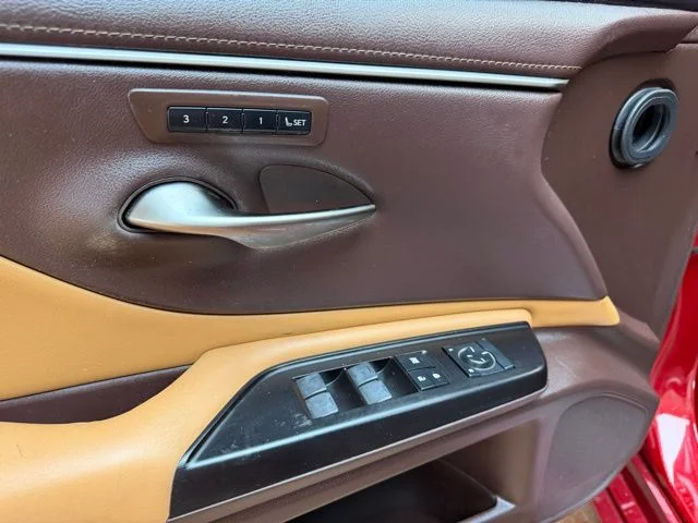 Used 2019 Red Lexus 300h image 20