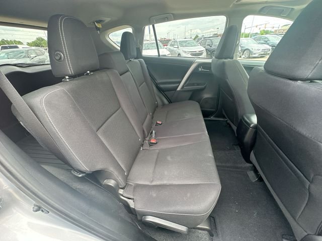 Used 2018 Silver Toyota XLE image 29