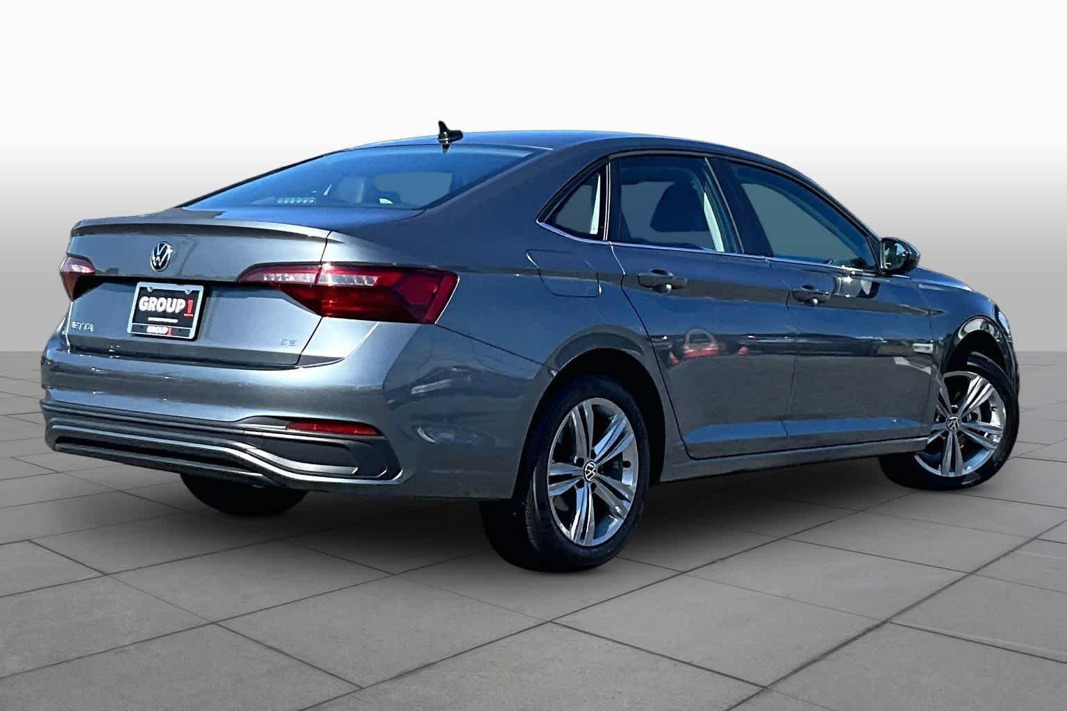 Used 2024 Platinum Gray Metallic Volkswagen SE image 12