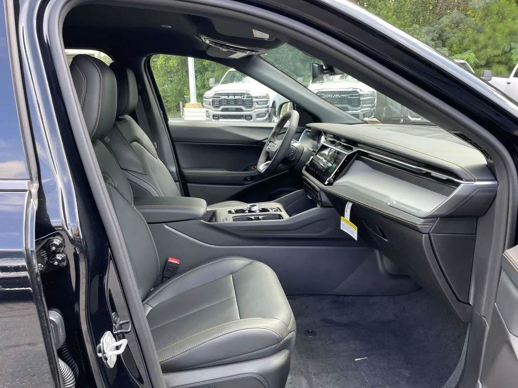 New 2026 Diamond Black Crystal Pearlcoat Jeep Laredo image 15