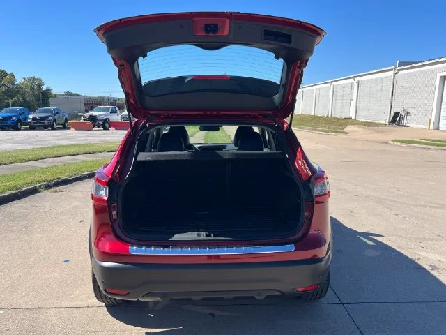 Used 2022 Red Nissan SL image 6