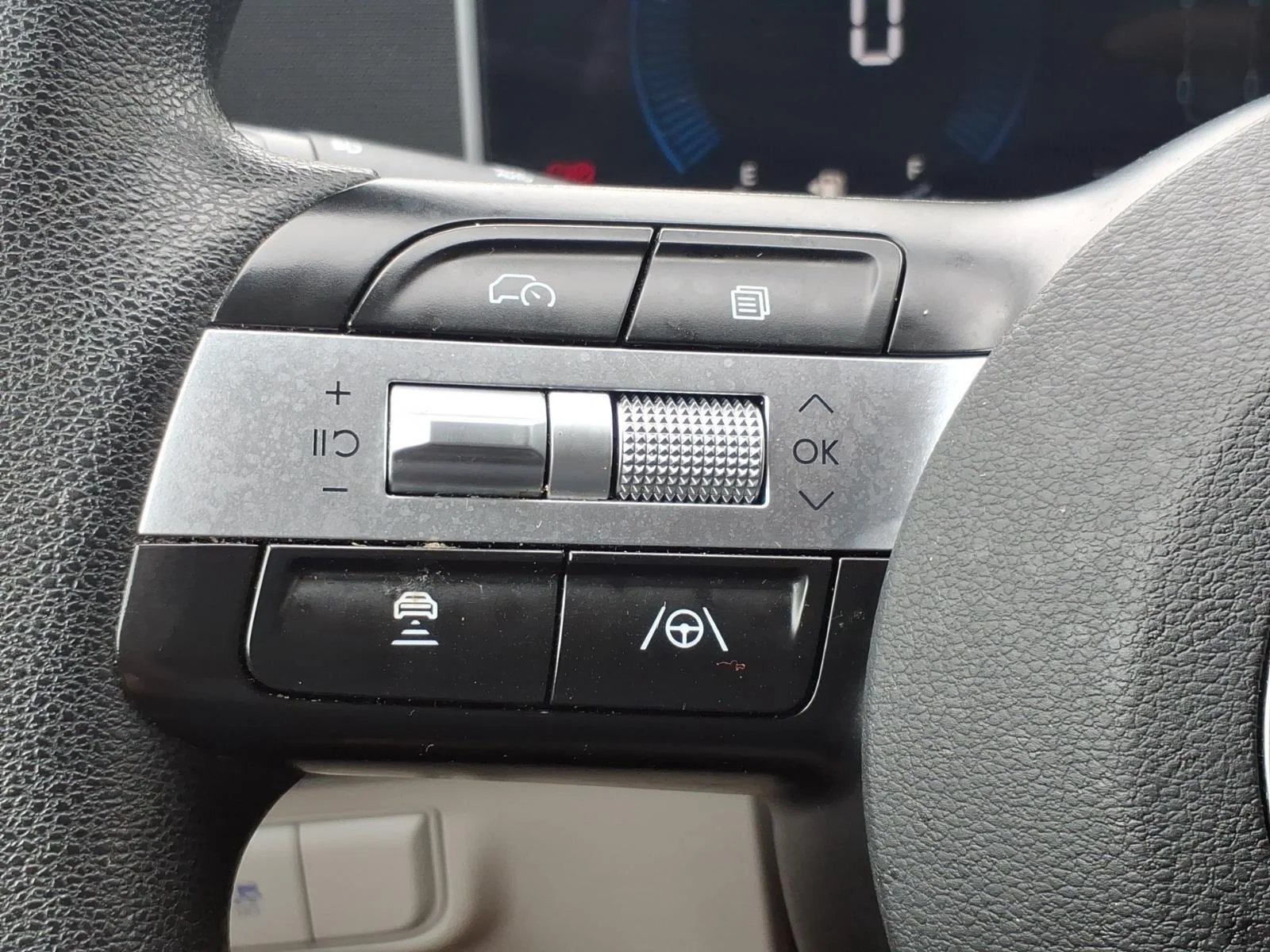Used 2025 Shimmering Silver Hyundai SEL image 14