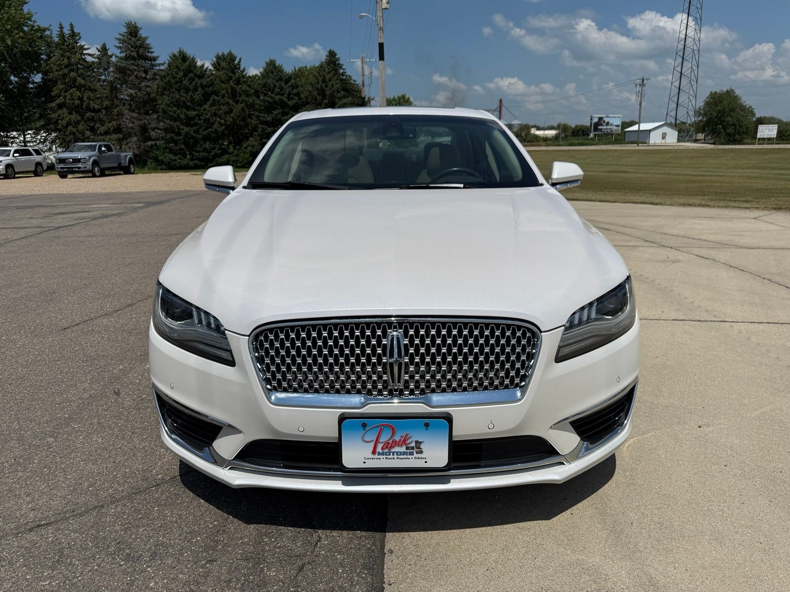 Used 2017 White Platinum Clearcoat Metallic Lincoln Reserve image 12