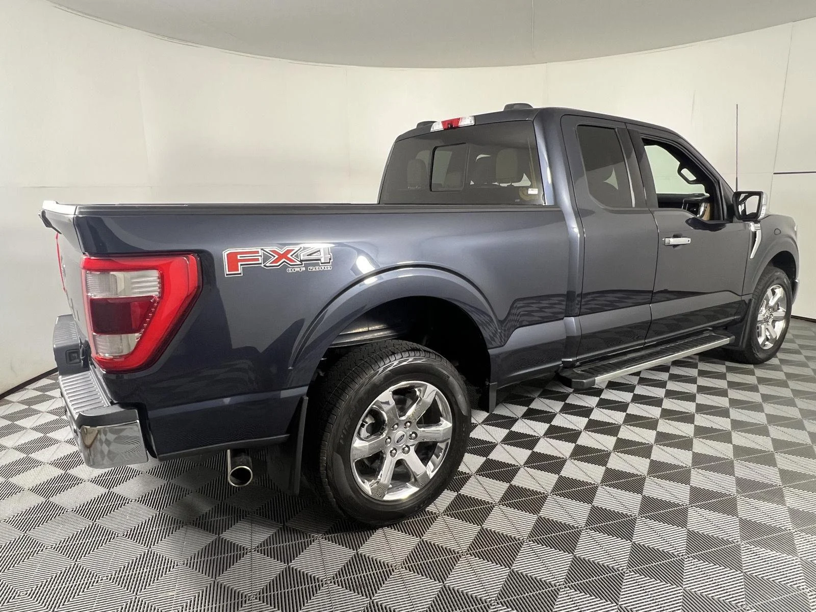 Used 2022 Smoked Quartz Metallic Tinted Clearcoat Ford LARIAT image 10