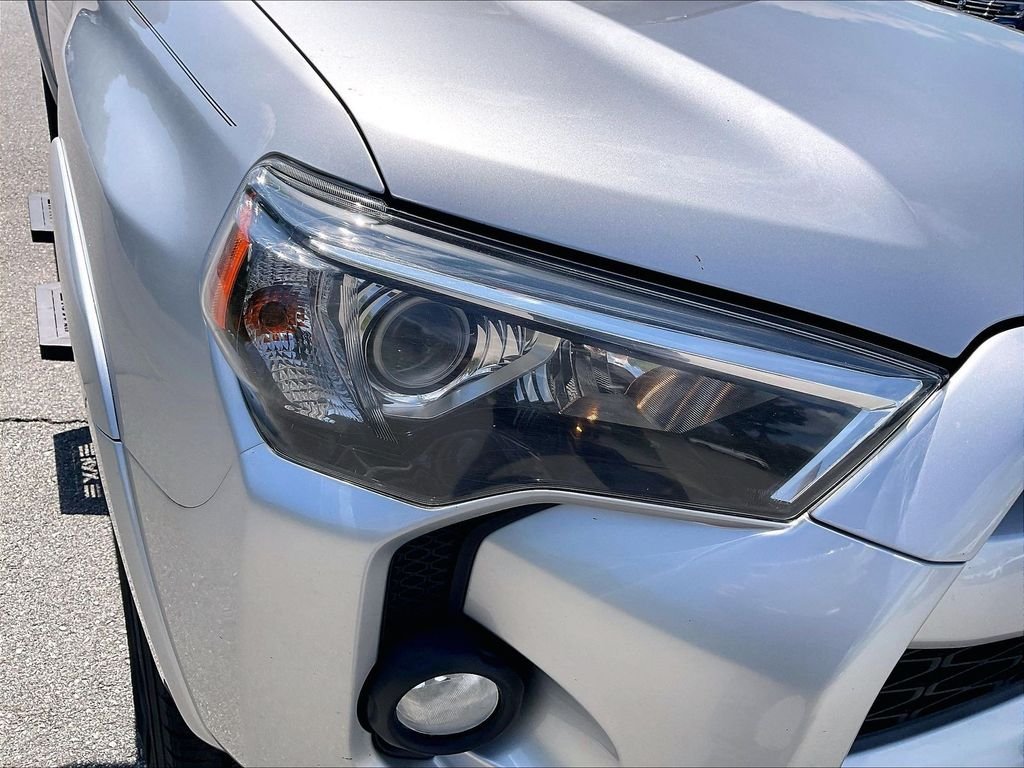 Used 2017 Classic Silver Metallic Toyota SR5 image 31