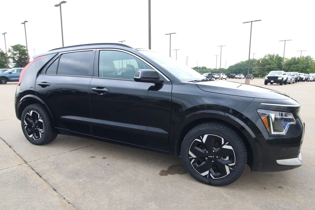Used 2023 Black Kia Wind image 3