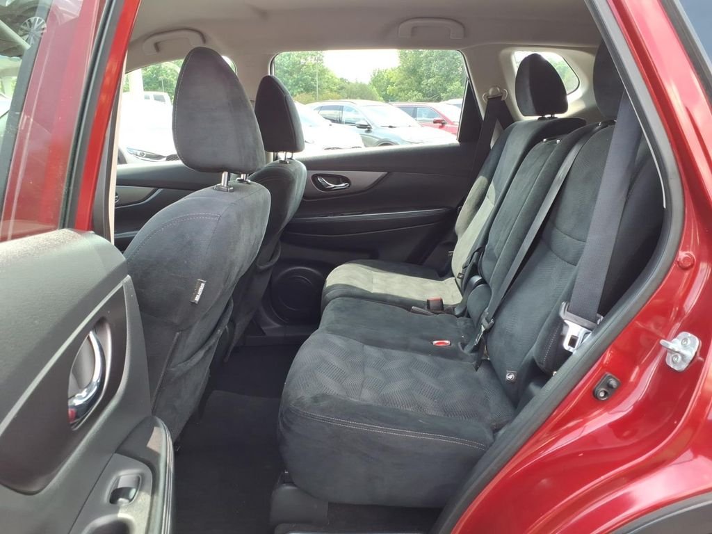 Used 2016 Cayenne Red Nissan S image 4