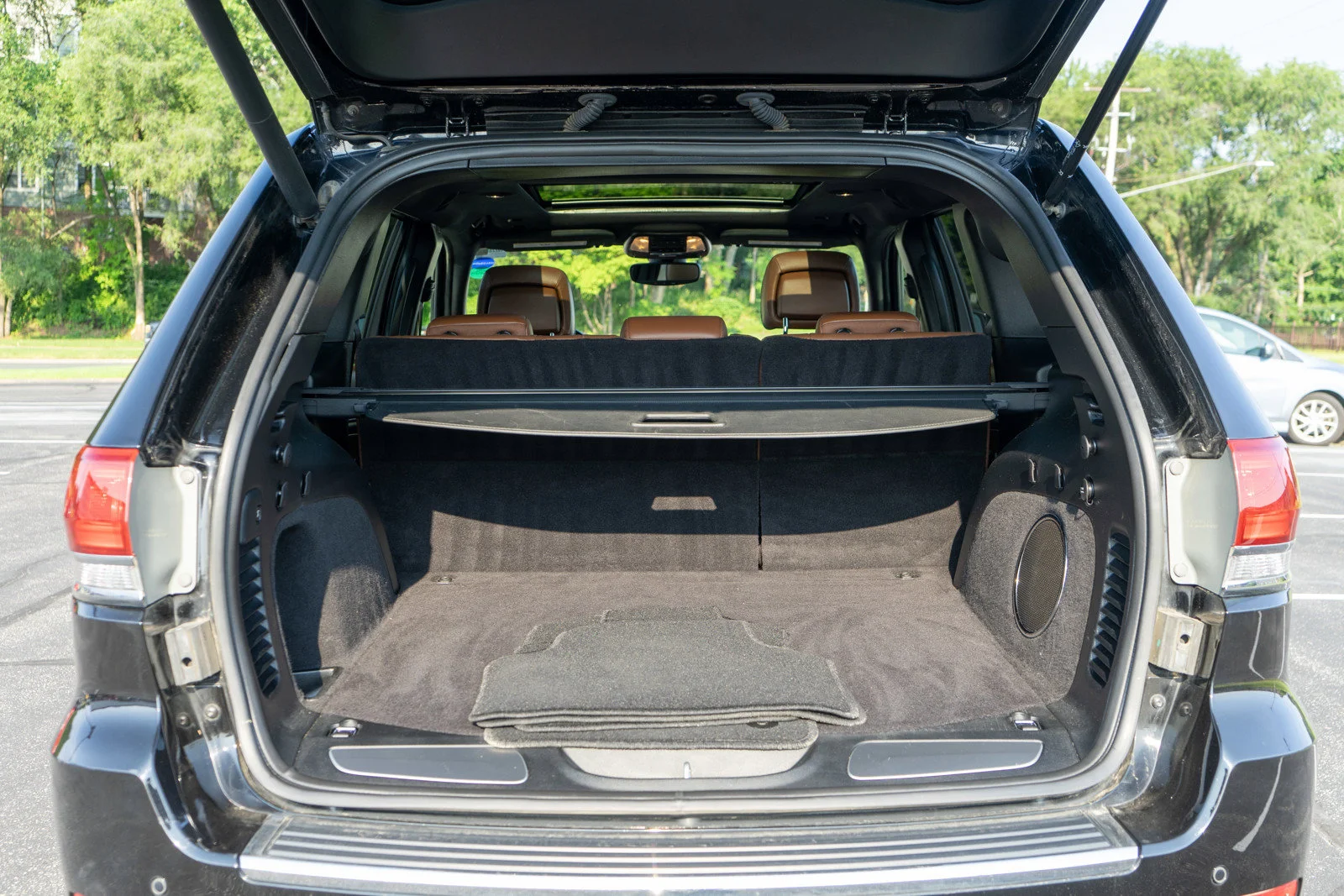 Used 2020 Diamond Black Crystal Pearlcoat Jeep Overland image 9