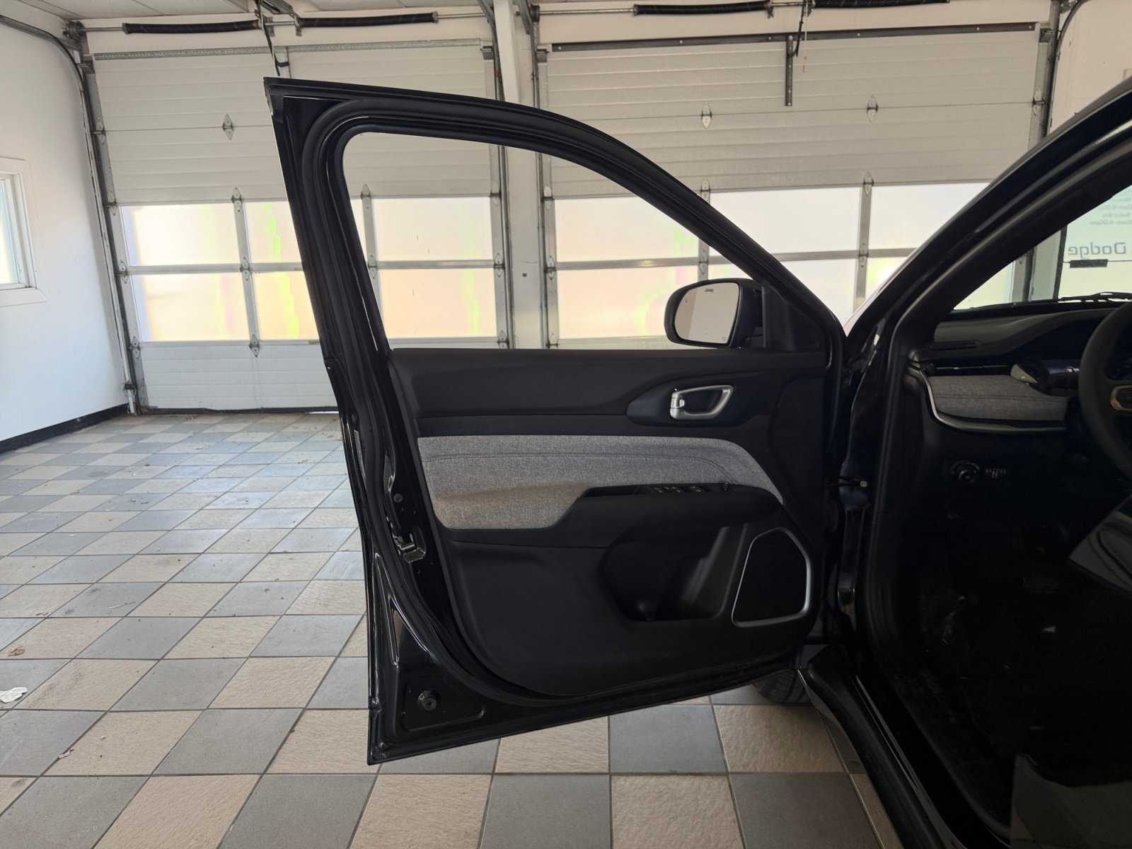Used 2023 Diamond Black Crystal Pearlcoat Jeep Latitude image 28
